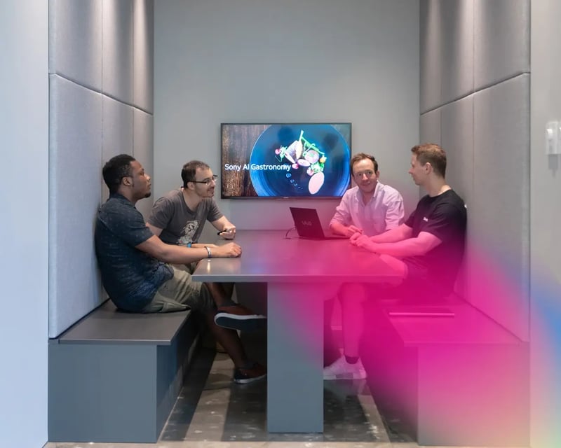 employees-collaborating